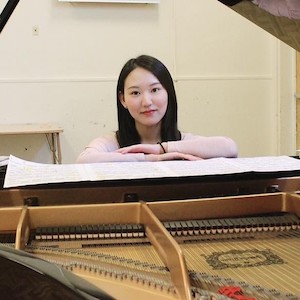 Ma at piano