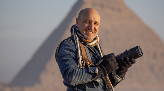 Jassen Todorov with camera in front of pyramid